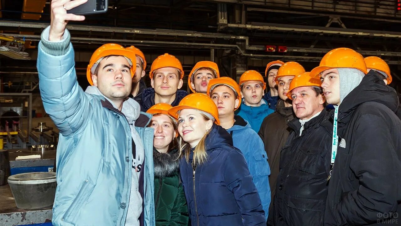 Работа летом на заводе. Завод металлург электросталь. сталеплавильный цех электросталь. рабочий на заводе. работник завода.