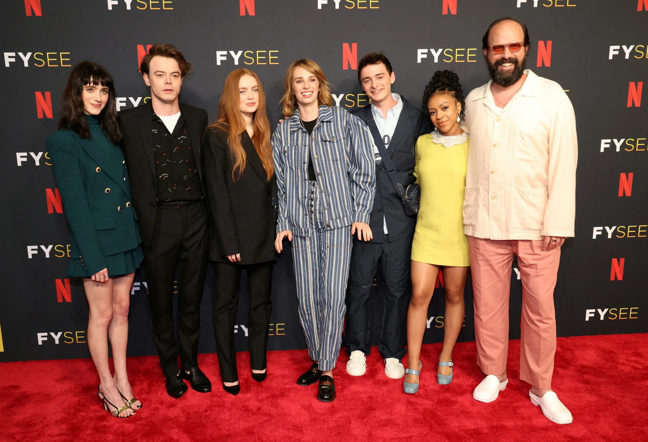 Stranger things cast. Финн вулфхард и милли бобби браун. stranger things men. stranger things 4 argyle.