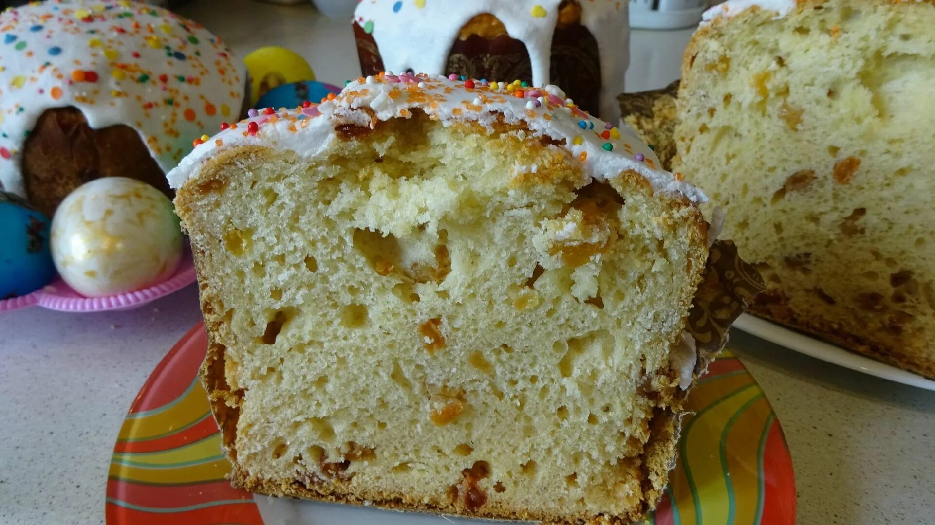 Самое вкусное тесто для куличей. Кулич «Пасхальный». Опара для кулича. Пористый кулич. Тесто на куличи.