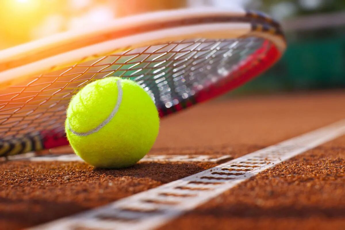 All sports tennis. Большой теннис. Теннисный корт. Теннисный мяч на корте. Теннисный корт с мячом и ракеткой.