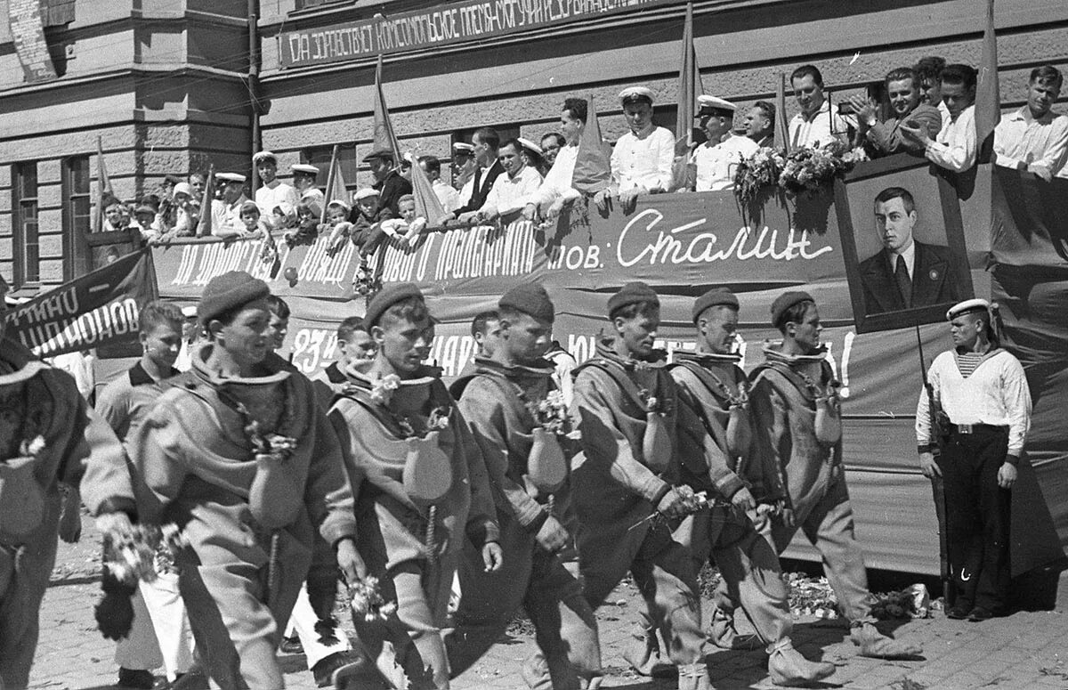 Сентябрь 1937 года. Демонстрация 1937 года. Сентябрь 1937. Международный юношеский день в СССР. Рабочие демонстрации в 1937 году СССР.