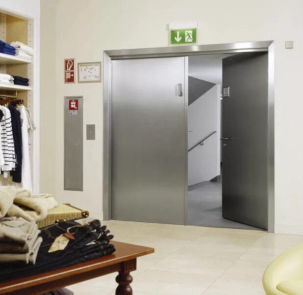 Нержавеющая противопожарная дверь. Двери из нержавеющей стали. Двери из нержавеющей стали. Нержавейка на входной двери. Двери из нержавеющей стали.