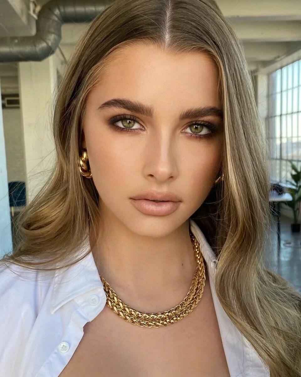 Повседневный макияж. Модель наталья кастеллар. Джоанна херстедт без макияжа. Модные брови. Брови модные тенденции.