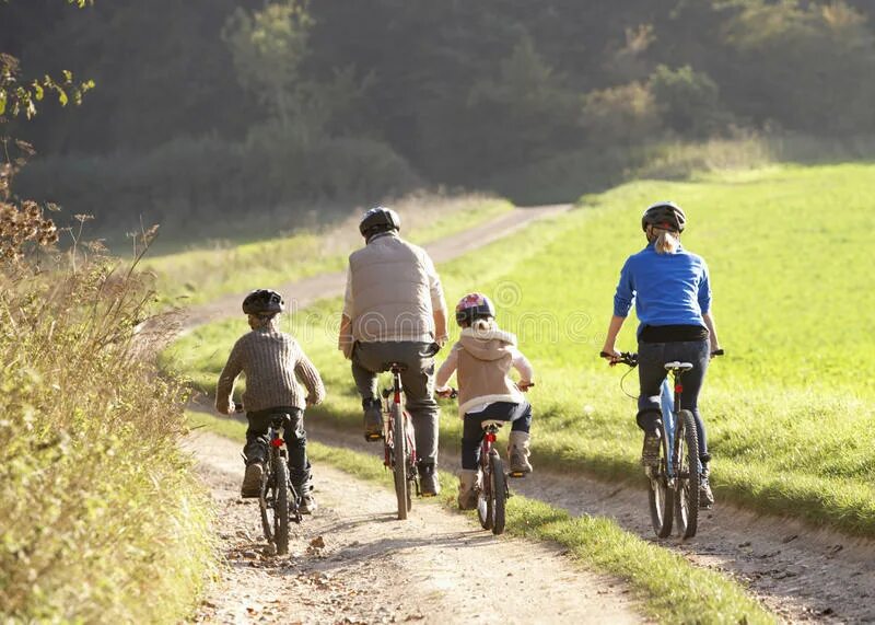 The children are riding bikes. Семья на велосипедах. Семья катается на велосипедах. Велопрогулка с детьми. Велопрогулки семьей.