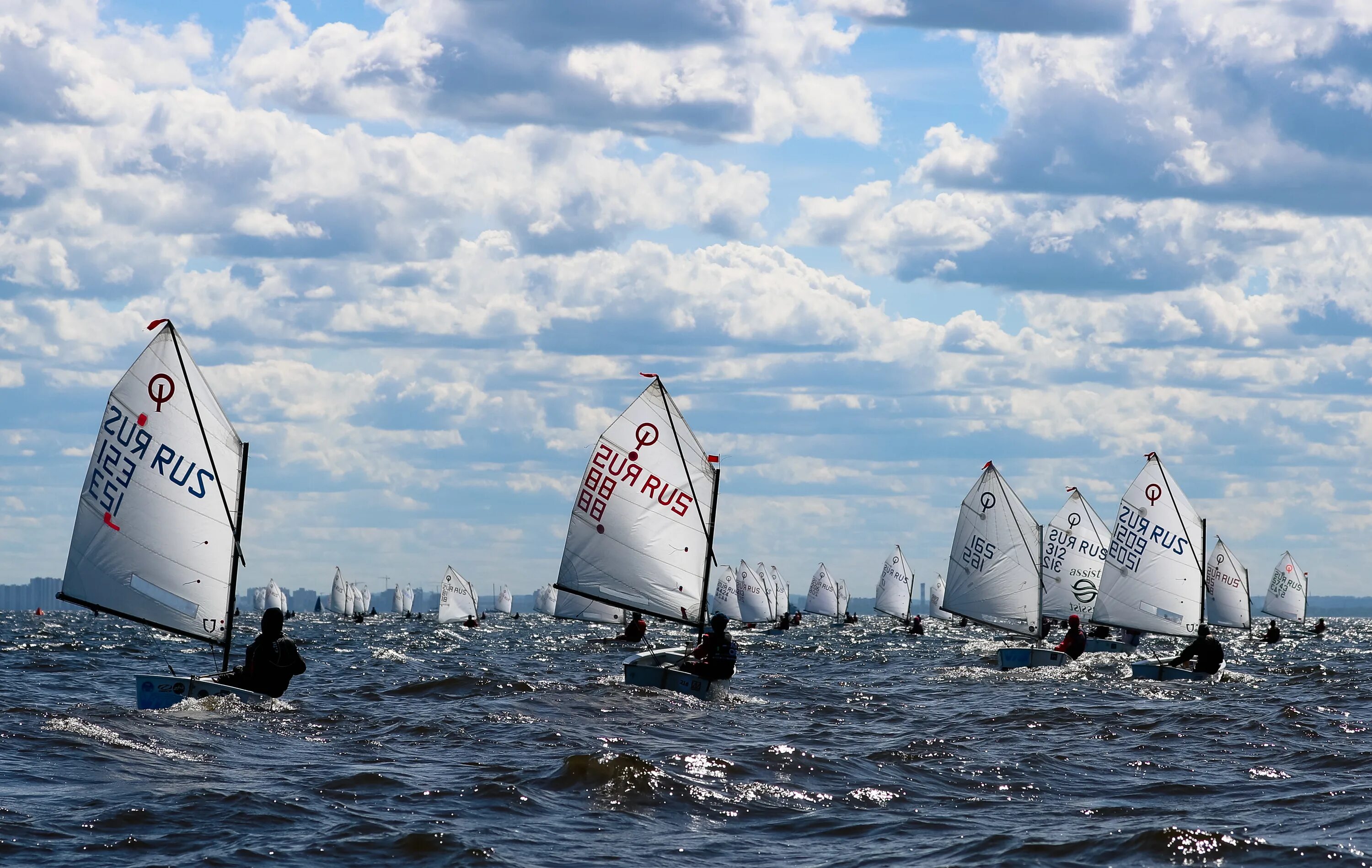 Парусная яхта оптимист. Парусный спорт швертботы. Старт класс оптимист. Оптимист класс яхт. Гоночные парусные яхты оптимист.