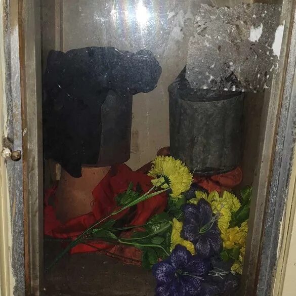 Разбить в прах. Могила якова юровского колумбарий. урна с прахом юровского. яков юровский могила. разбитая урна с прахом.
