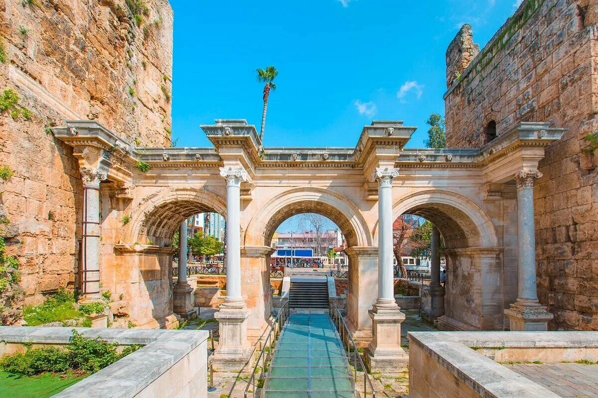 Старый город Анталия Калеичи ворота ад. Hadrian's Gate Анталия.