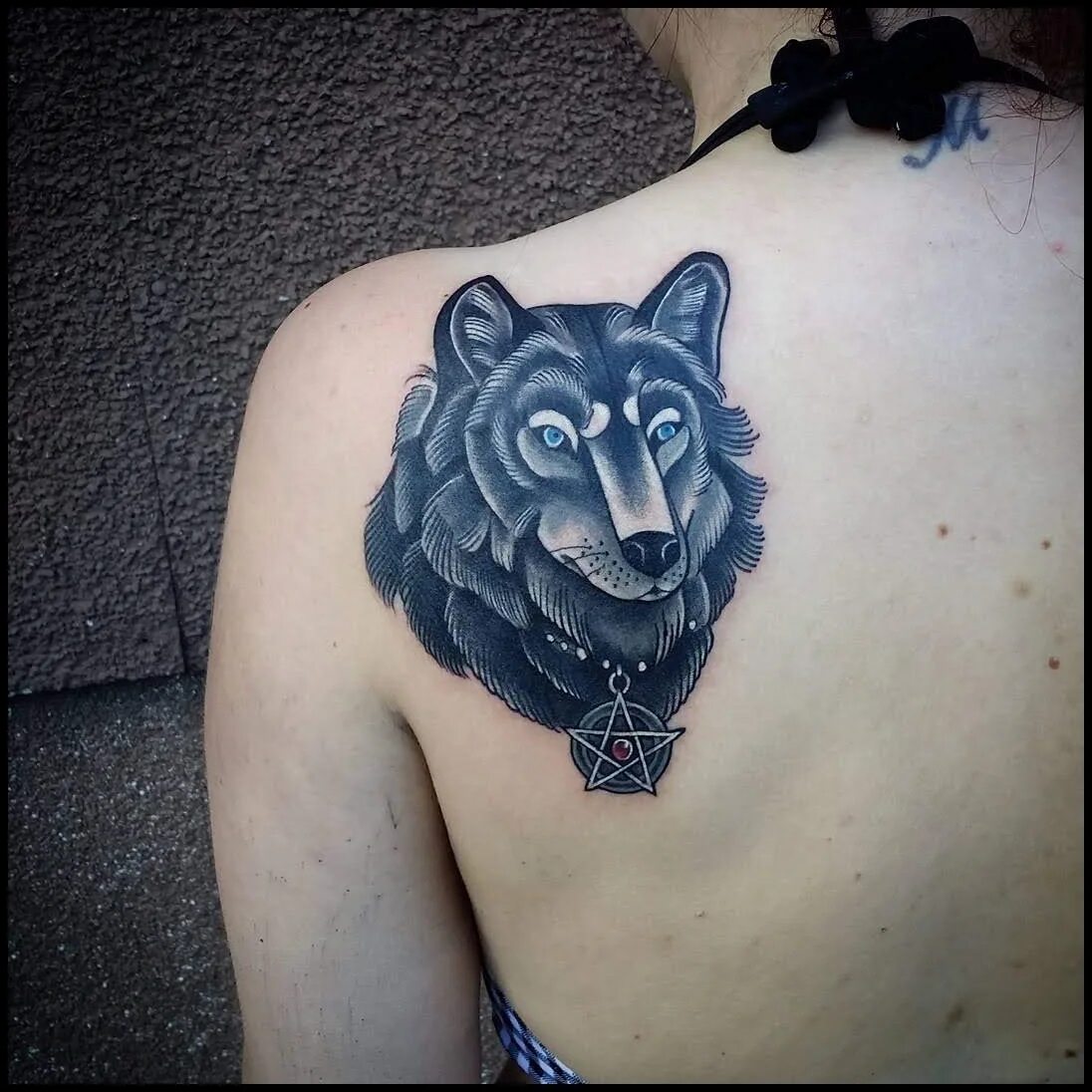 Тату волк воет на луну на груди. Тату волк. Тату волк на лопатке. Тату волка на лопатке у девушки. Тату волк на лопатке мужские.