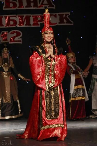 Таныштырылга дангына состери чараш. Тыва дангына. Национальный тувинский костюм тува. Дангына 2022 чадан. Авангард мисс дангына.