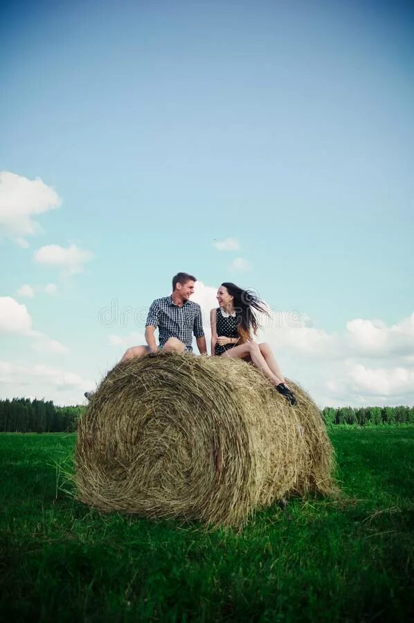 Сено пар. Фотосессия в стоге сена семейная. Фотосессии в стогах сена семьей. Фотосессия около сена стога. Девушка на стоге сена.