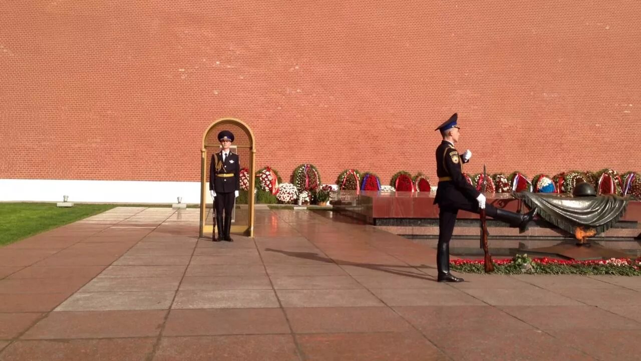 Караул у вечного огня видео. Почётный караул у вечного огня в москве. Почетный караул у могилы неизвестного солдата в москве. Караул у вечного огня видео. Смена караула 21.