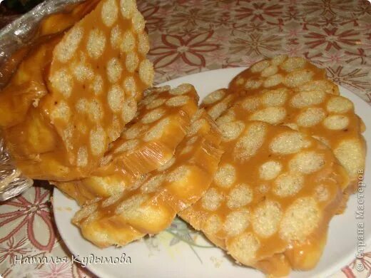 Колбаса с ирисками и палочками кукурузными. Колбаска из кукурузных палочек. Шоколадная колбаса с кукурузными палочками. Колбаса из ирисок и кукурузных палочек. Колбаска из ирисок и кукурузных.