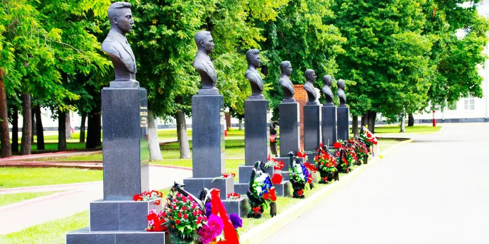 Аллея памятных плит городов-героев мурманск. Аллея славы героям. Аллея героев в мошково. Аллея городов воинской славы смоленск. Аллея славы героям.