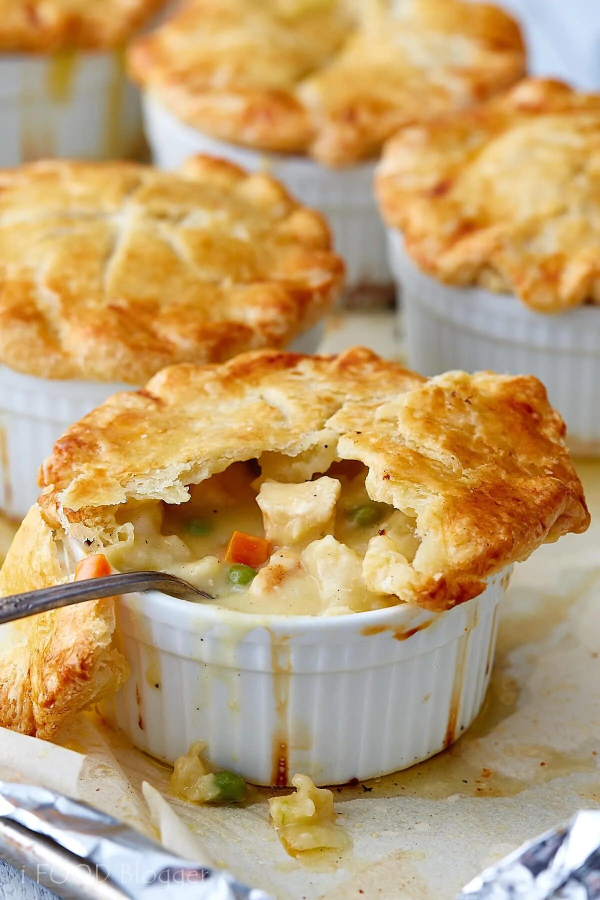 Пай с курицей. Пирог Pot pie. Пот Пай с курицей. Американский куриный пирог. Пирог с курицей в горшочке.