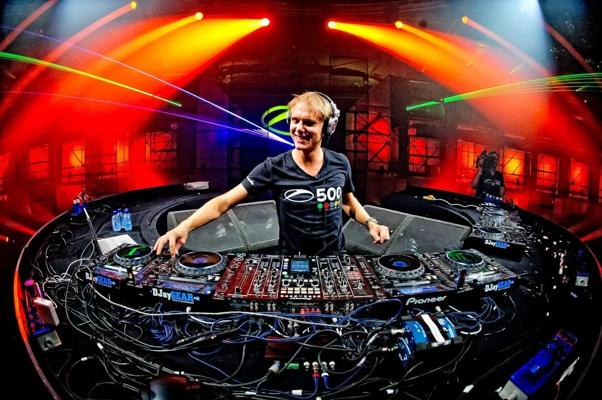 Techno dj set. Диджей армин Ван бюрен. Армин Ван бюрен 2022. Armin van Buuren в студии.