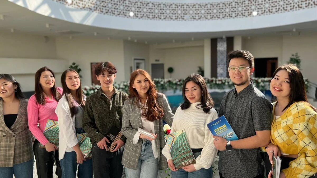 Студент международного университета. Казахские студенты. Международная университет туризма и гостеприимства. Международный университет туризма. Студенты путешествуют.