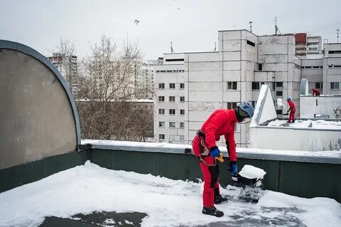 Очистка кровли от снега москва
