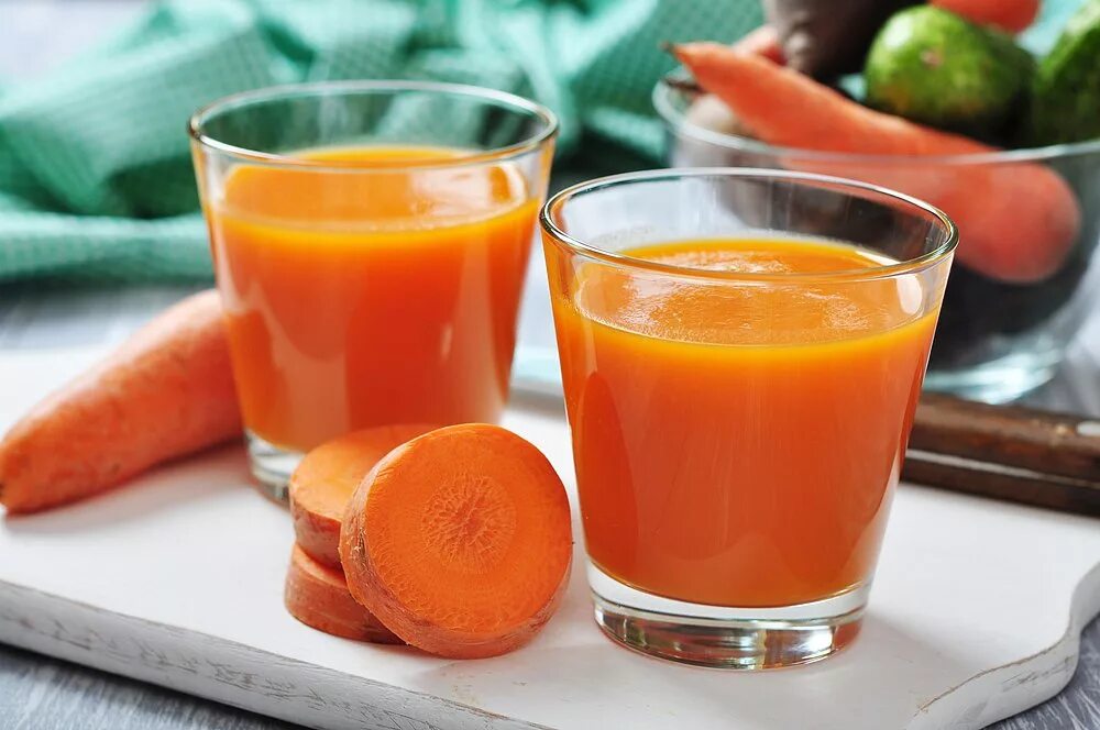 Свежевыжатый морковный сок. Свежевыжатые соки морковный. Морковь сок. Сок из моркови.