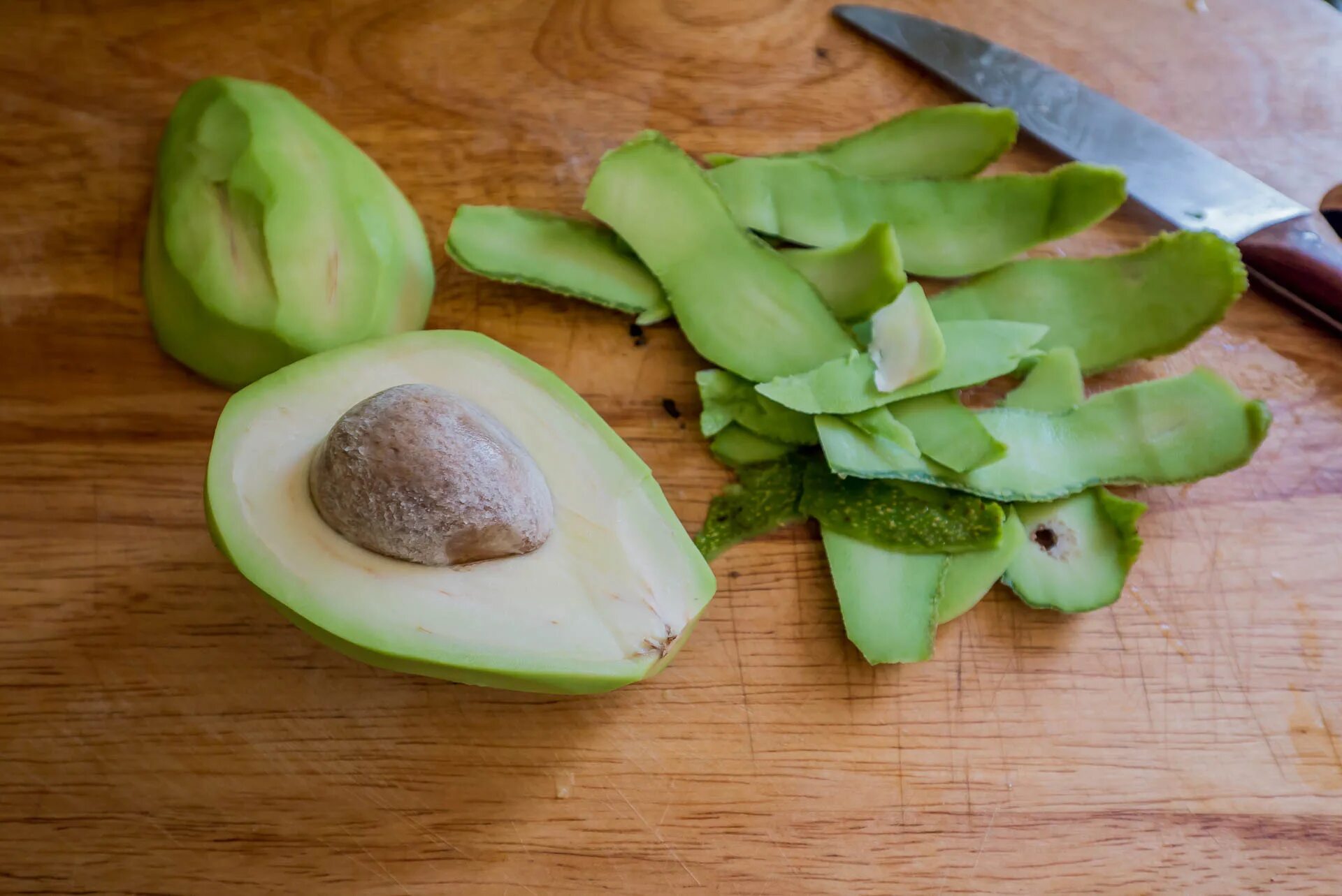 авокадо косточка съедобная. вест индийское авокадо. хасс (сорт авокадо). авакадо или авокадо фрукт или овощ. авокадо мякоть темная.