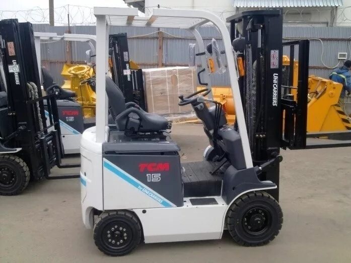 Склад товаров. Поставка погрузчика. Автопогрузчик, combilift c5000l. Склады в логистике. Clark погрузчик.