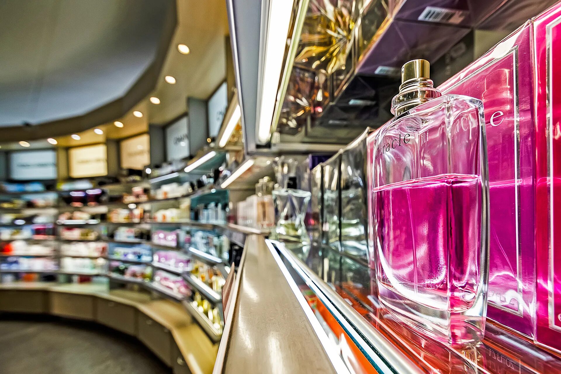 Витрина рив гош. Parfum shop интернет магазин. Магазин духов. Рив гош интерьер. Магазин парфюмерии качество.