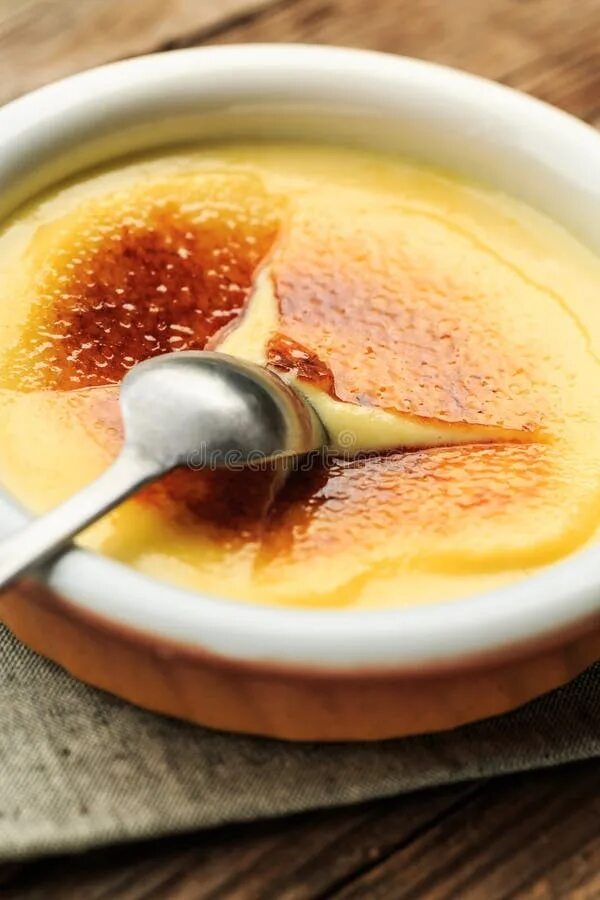 Крем брюле Каталана. Crema Catalana десерт. Испанский десерт крем Каталана. Крем Каталана рецепт. Крем каталана