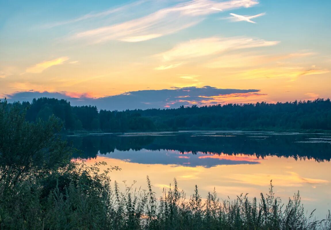 закат на волге весной. заря над магаданом. вечерний пейзаж над рекой. закат на речке. под зарю вечернюю.