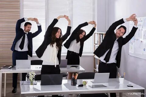 1 человек проводит на работе