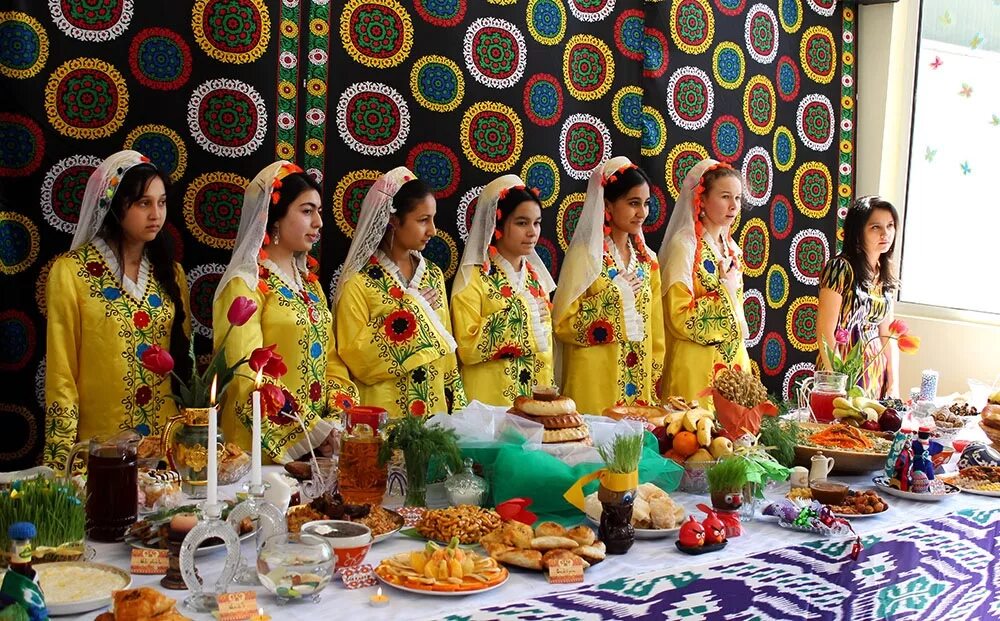 Праздник у узбеков сегодня. Навруз байрами Узбекистан. Праздник Навруз дастархан Таджикистан. Национальный праздничный дастархан в Таджикистане. Хафт син Навруз.