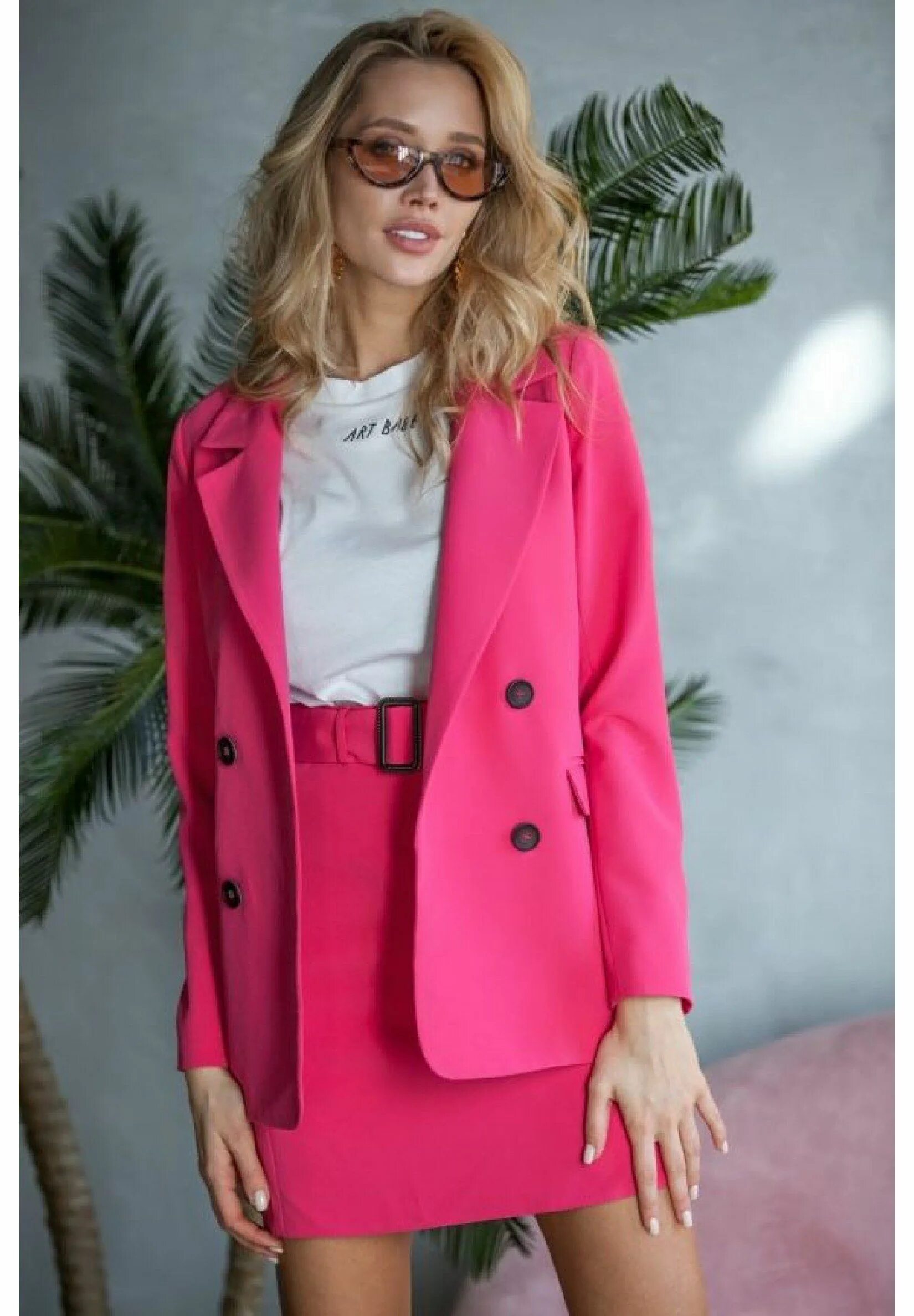 Сочетание с малиновым цветом в одежде. Малиновый пиджак женский. Платье малиновое женское. Костюм медицинский женский розовый. Малиновая одежда.