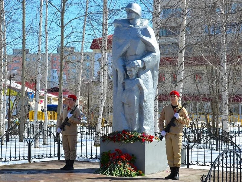 Меценат мегион. Памятник воину-освободителю Мегион. Памятник воину освободителю Нягань. Памятники Мегиона. Город Мегион аллея славы.