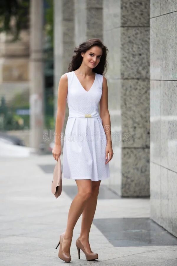 Лиля была одета в белое платье. Она была и в белое одета. Стильное белое платье. Белое платье молодежное. Блэр уолдорф сплетница.