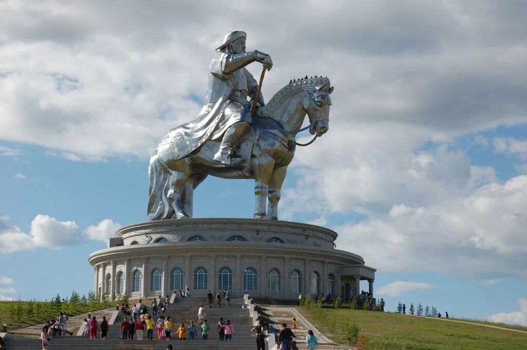 Улан хане. Статуя Чингисхана в Улан-Баторе. Конная статуя Чингисхана.