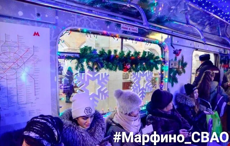 Поезд метро еж3 новогодний. Новогодний поезд еж3 2021. Новогодний поезд. Пассажиров поздравили с новым годом на станции метро. Поезд ёж метро новогодний.