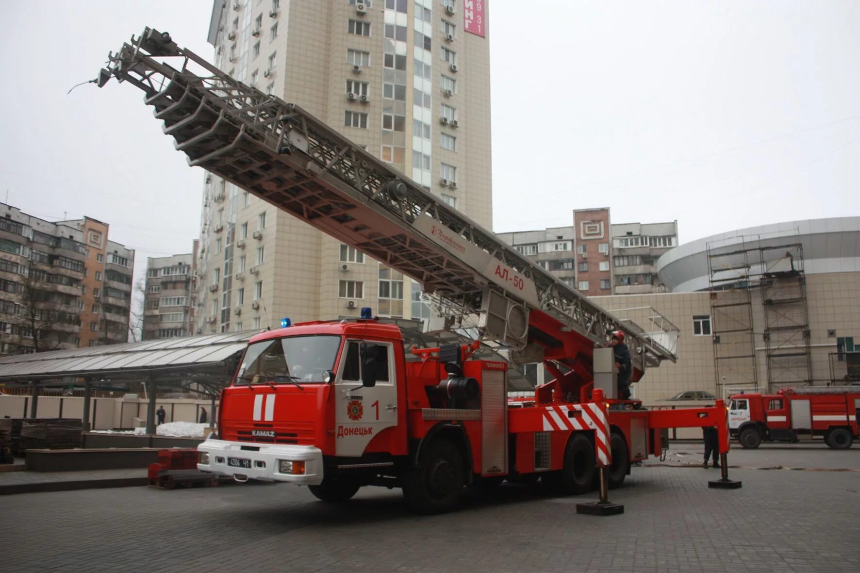 АКП 50 КАМАЗ. Пожарная автолестница 112. Люлька пожарной автолестницы m32l. Пожарная машина с лестницей.