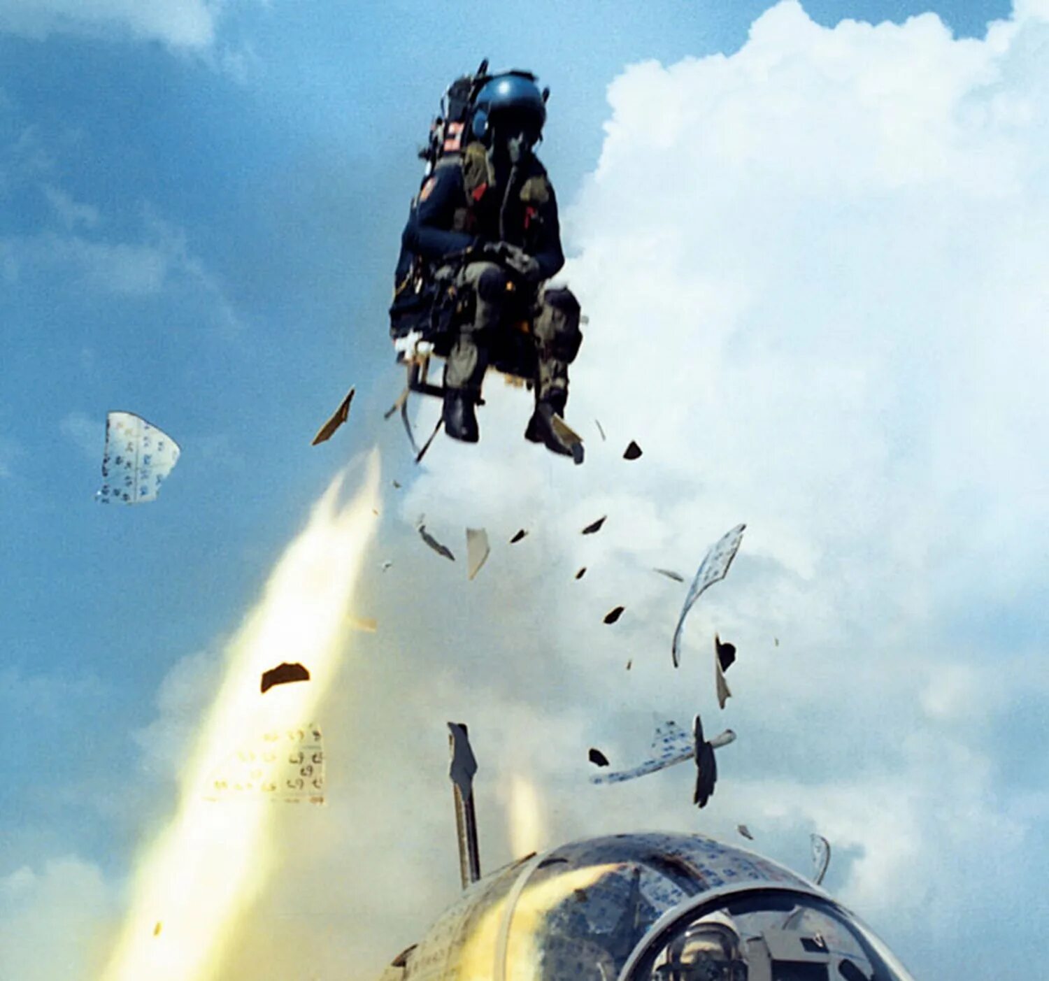 Катапульта в самолете. Катапультирование пилота су-25. Су 34 катапультирование. Катапультное кресло вертолета ка 52. Катапультное кресло су-34.