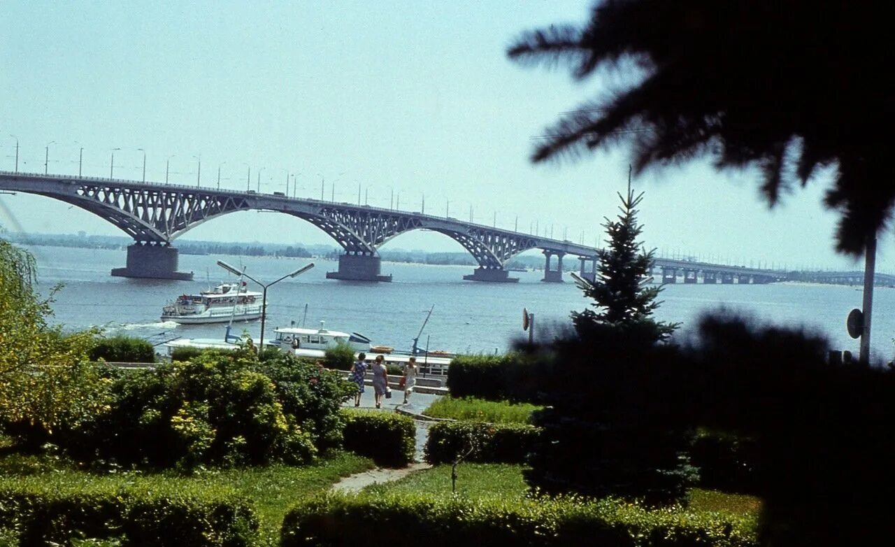 Летом были в саратове. Река Волга Саратов. Волга мост Саратов. Река Волга Саратовский мост. Мост Саратов Энгельс.