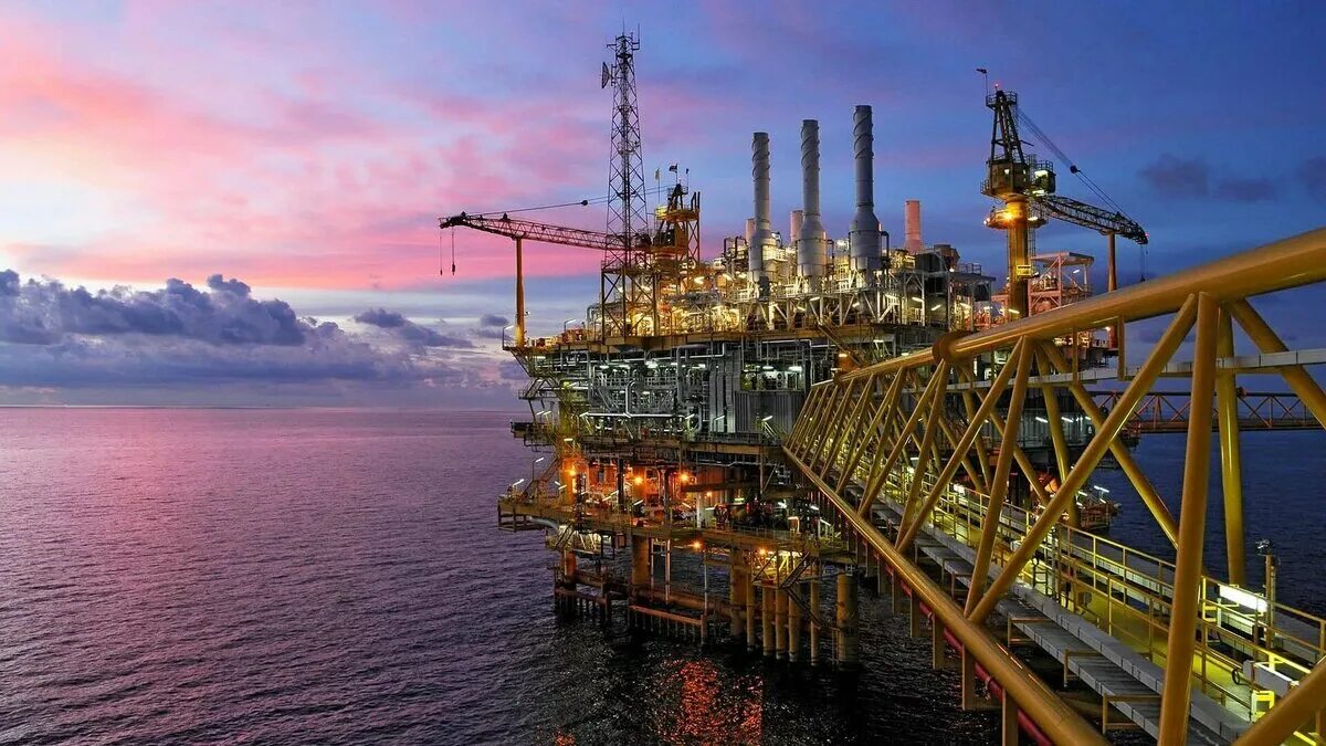 Добыча нефти отрасль. Месторождение азери-чираг-гюнешли. индустрия шотландии добыча нефти. gas oil rigs. азери-чираг-гюнешли.