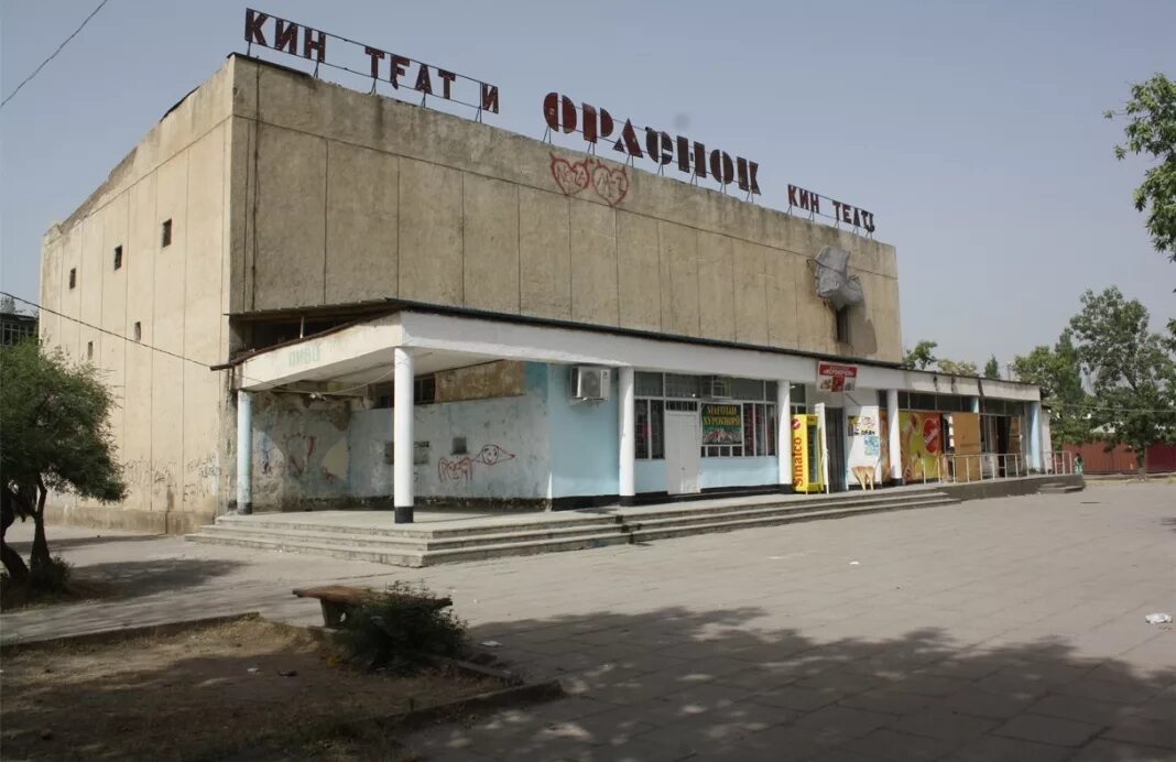 Кайхон ашан кинотеатр. Душанбе кинотеатр синема. Кинотеатр душанбе. Кинотеатр душанбе. Душанбе ул айни кинотеатр.