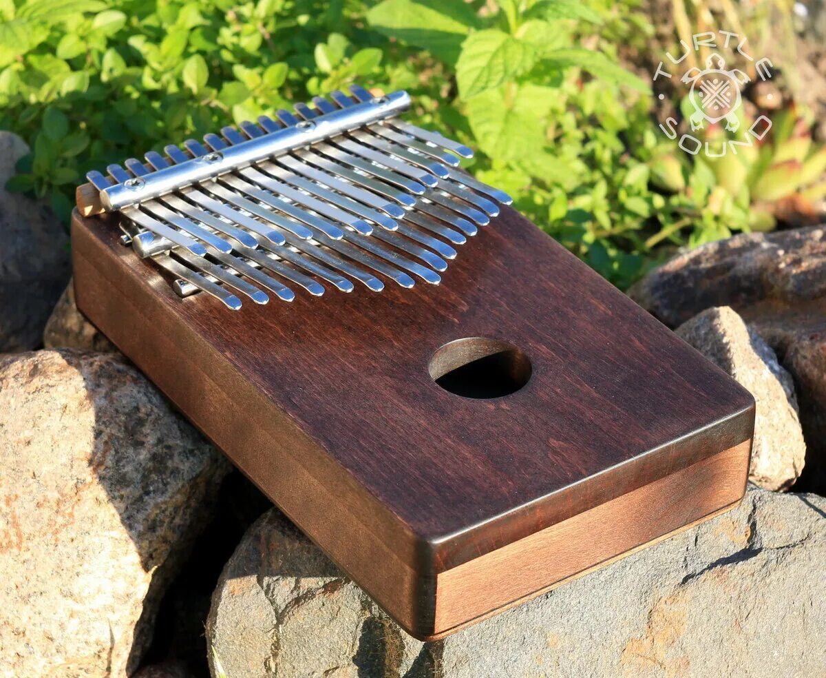 Kalimba tnote. Kmt-ea1 требл калимба массив дуба, мозеръ. Колимба. Муз инструмент калимба. Калимба музыкальный инструмент.