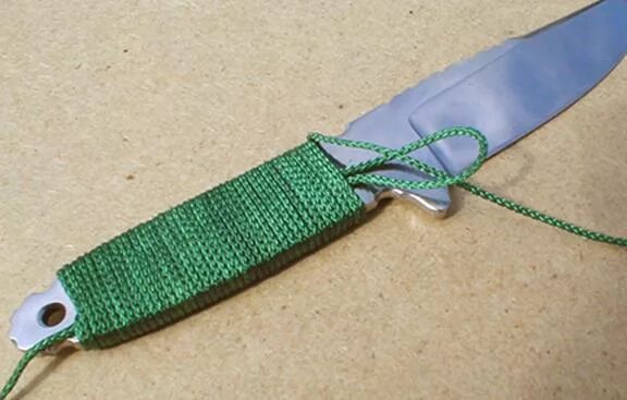 Обмотка рукояти ножа шнуром. Paracord оплетка рукояти катан. Катана обмотка рукояти. Обмотка ручки ножа. Обмотать ручку шнуром.