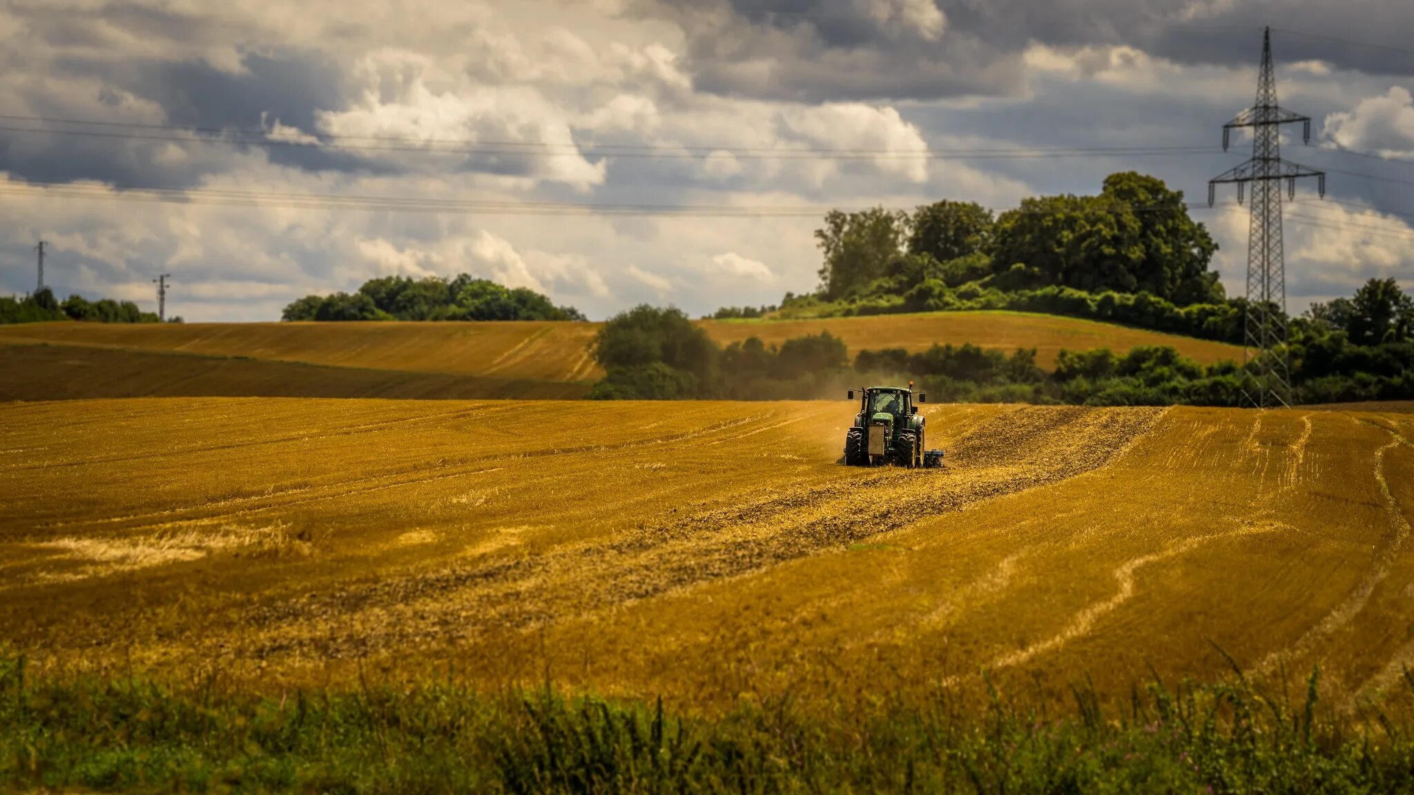 Комбайн Джон Дир в поле. Трактор в поле. Пшеничное поле с трактором. Трактор вдалеке. Русское вспаханное поле