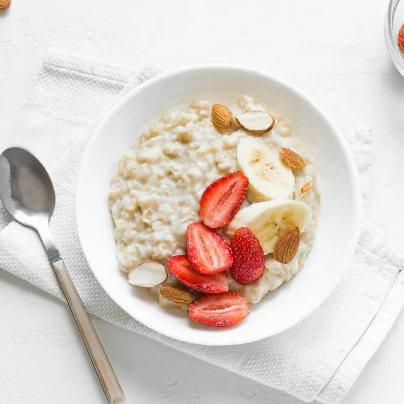 гранола с овсянкой. красивый завтрак каша. пп завтраки из овсяных хлопьев. овсянка muesli. каша с гранолой.