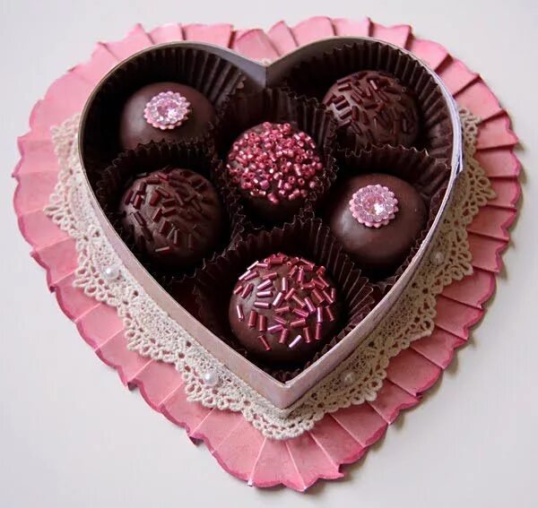 Сладости розовый. Some sweets. Тарелка со сладостями красиво. Мучные кондитерские изделия. Оранжевые конфеты.