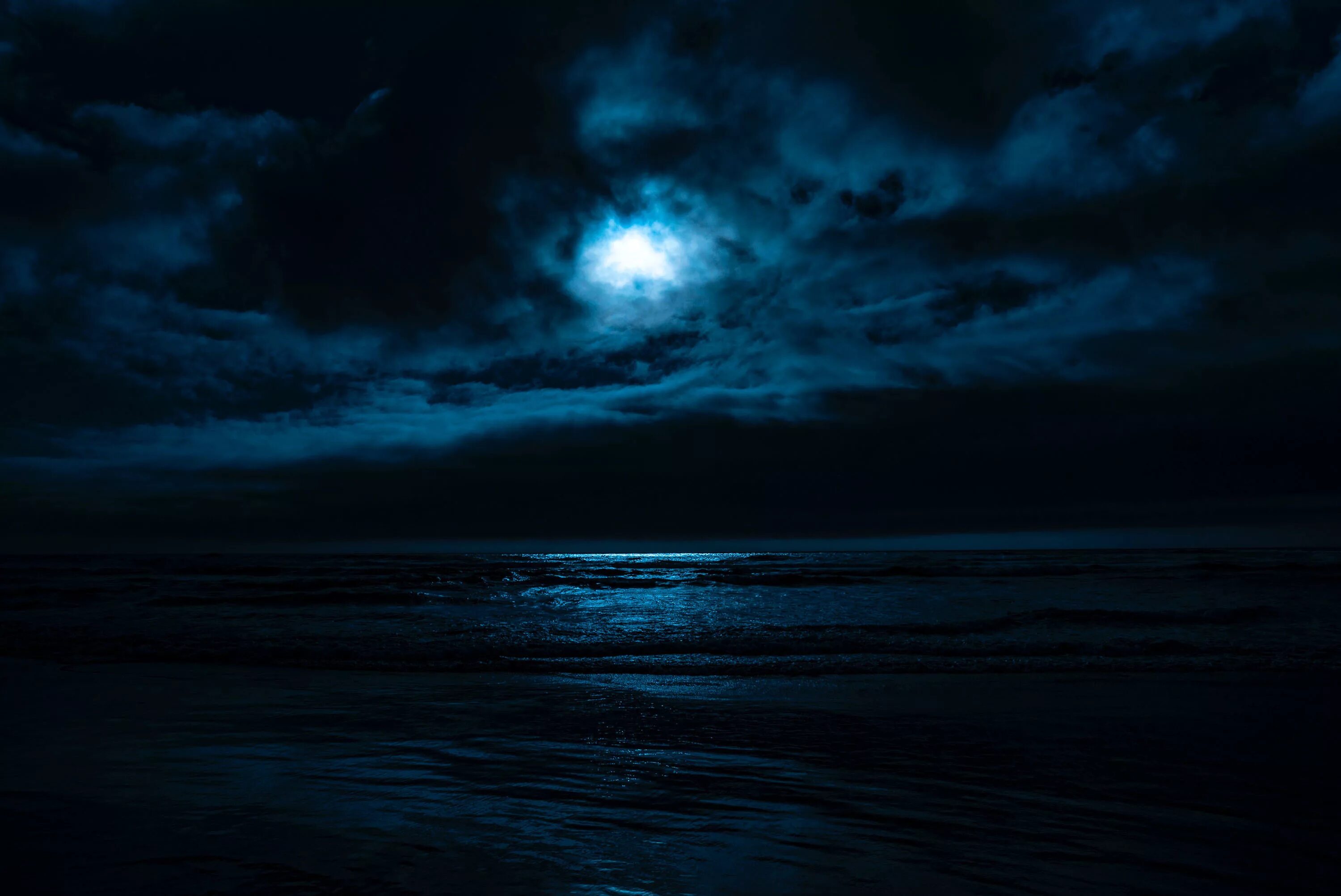 Картинки моря ночью. Ночное море. Темное море. Ночь в море. Море в темноте.