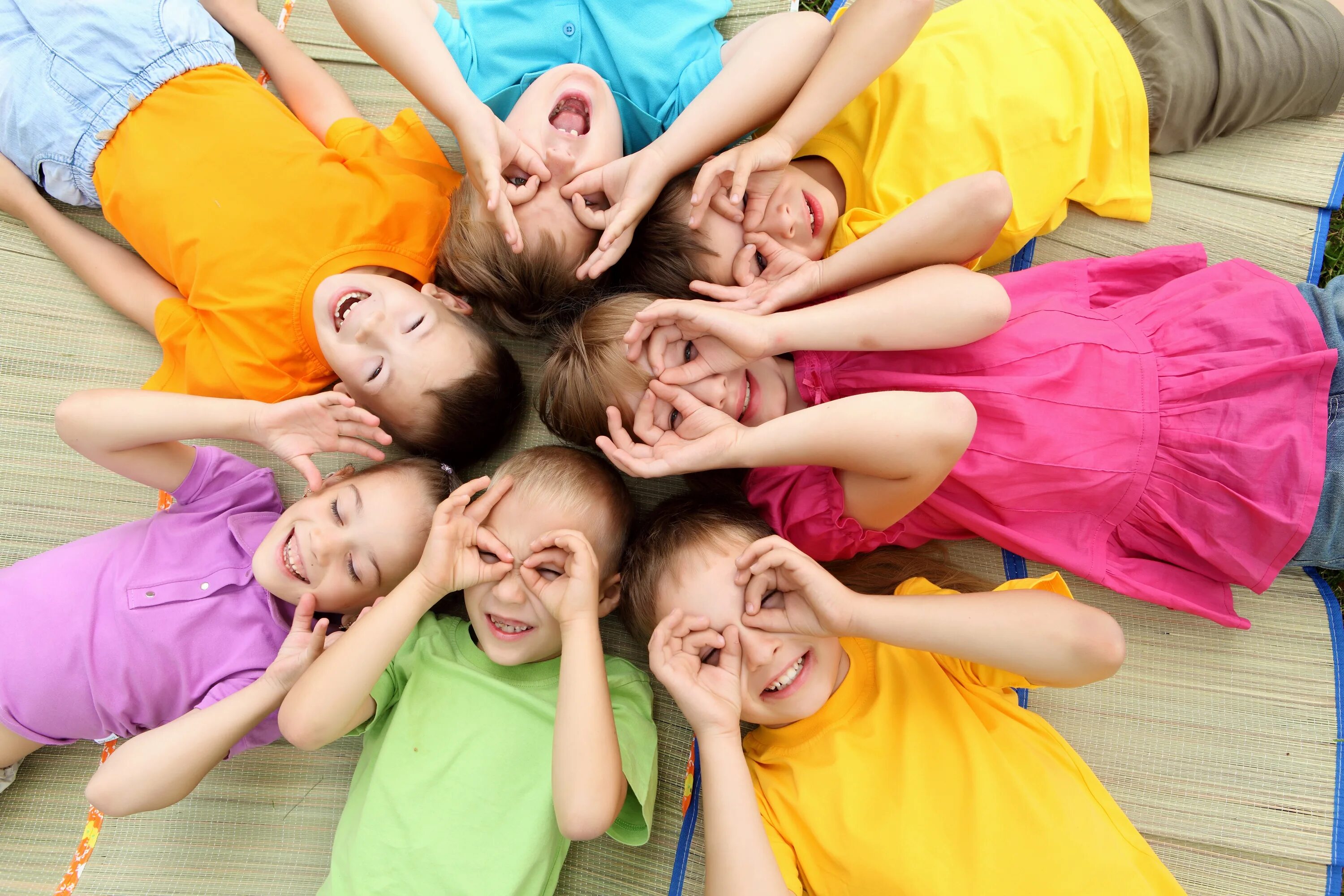 Много достался. Много достался. Человек толпы. Радостные дети. Довольный покупатель.