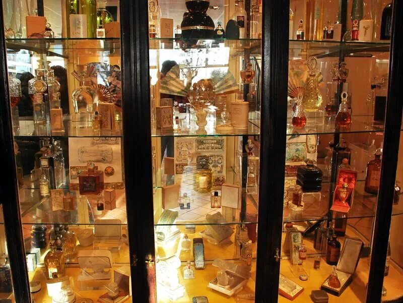 Музей духов. Музей истории парфюмерии в санкт-петербурге. Петербургский музей парфюмерии. Петербургский музей парфюмерии. Прогонная 1 музей парфюмерии спб.