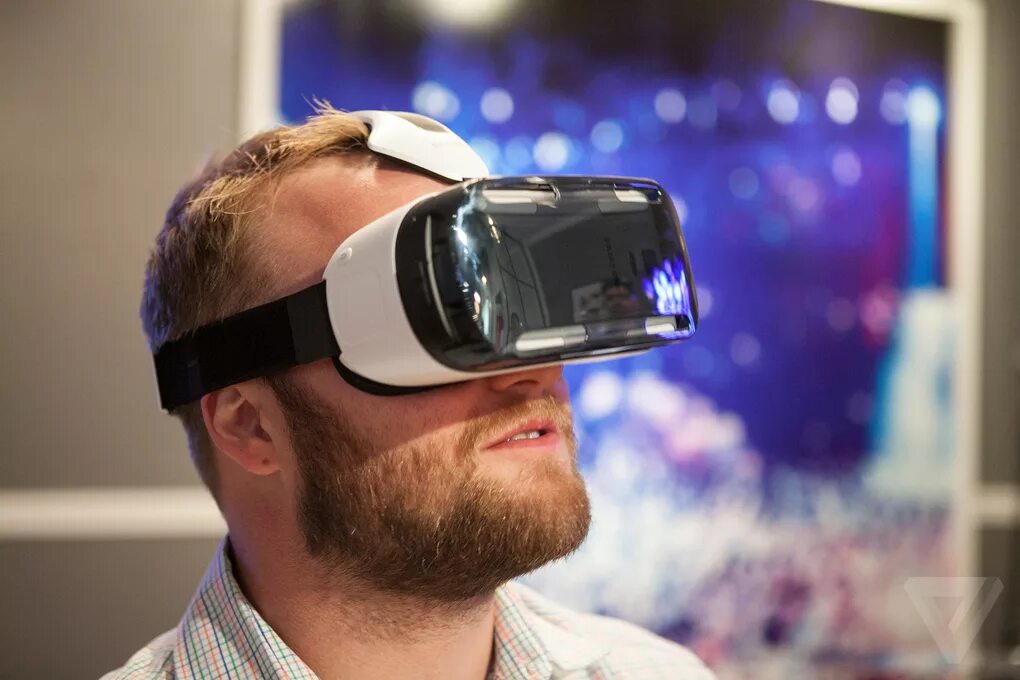 Виртуальная реальность VR шлем. Galaxy Note 9 очки VR. Гир виар очки. Очки дополненной реальности Samsung. Разработка виртуальной реальности заказать