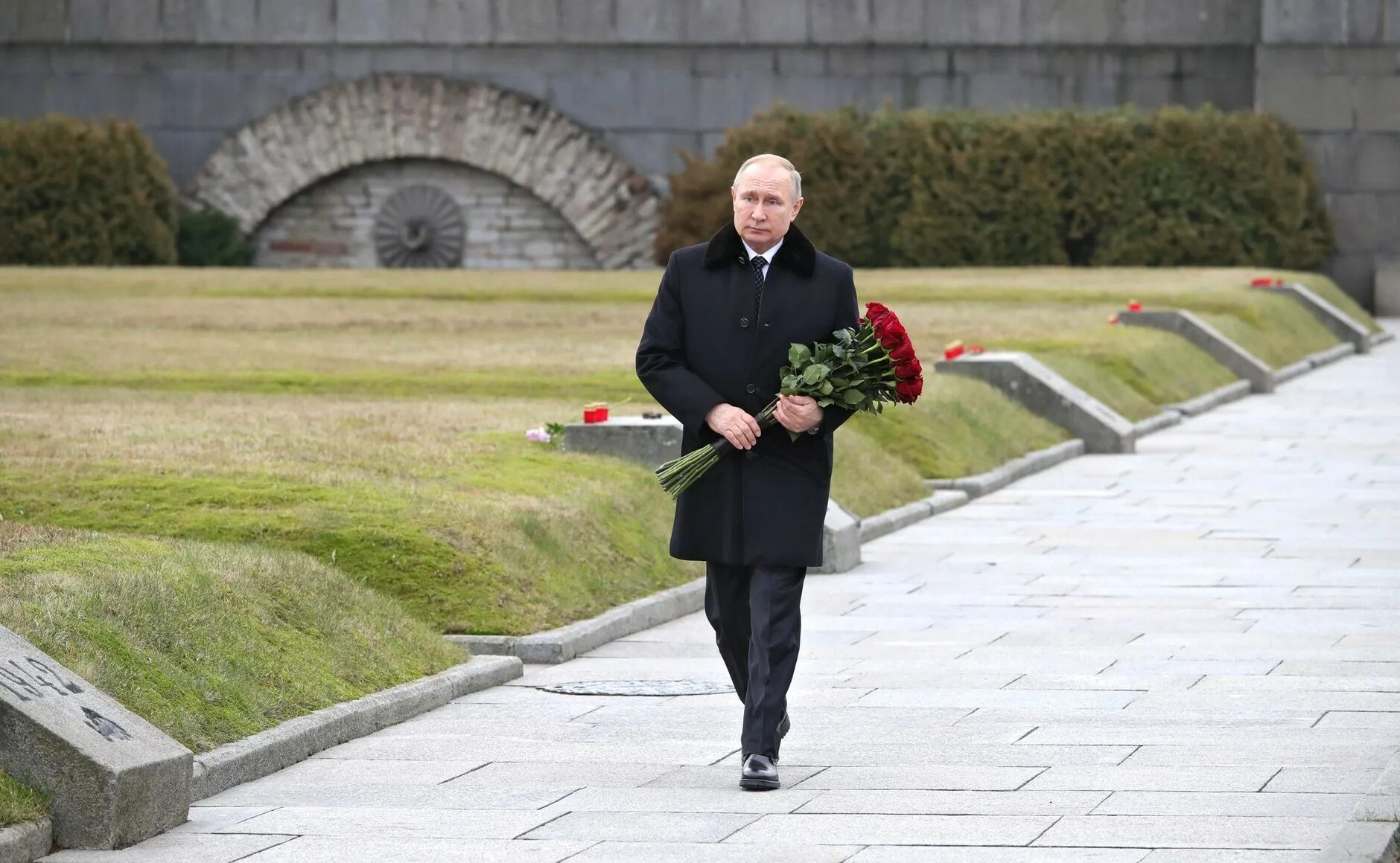 Возложение цветов на Пискаревском кладбище Путиным. Где можно возложить цветы в спб