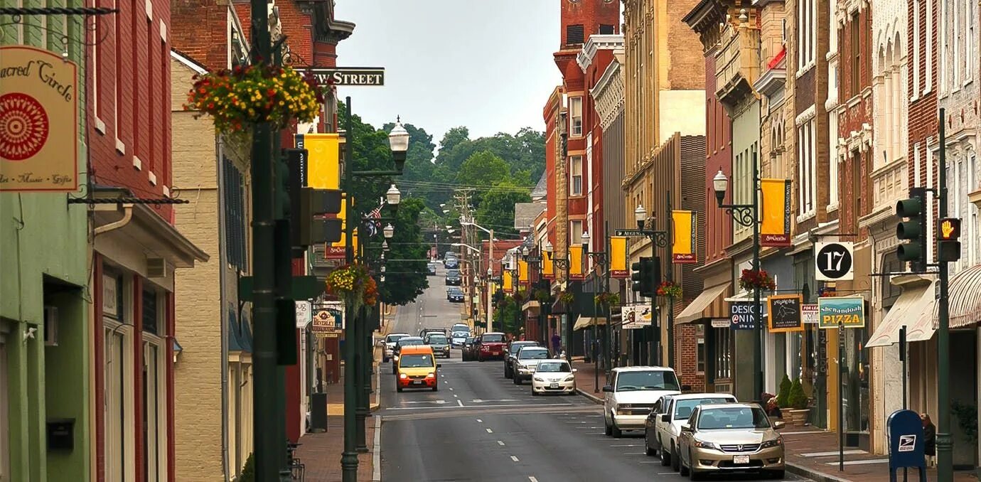 Main town. Американский городок Мэйн стрит. Главная улица США main Street USA. Улица Мейн-стрит Гаяна. Маленький городок Главная улица.